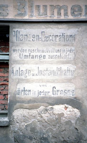 Görlitz, Grüner Graben 15, 29.4.1996 (3).jpg - Pflanzen-Decorationen werden geschmackvoll und in jedem Umfange ausgeführt. Anlage und Instandhaltung von Gärten in jeder Grösse.